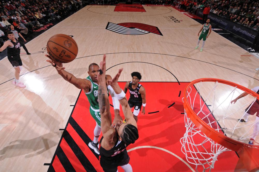 她以坚韧的 她以坚韧的